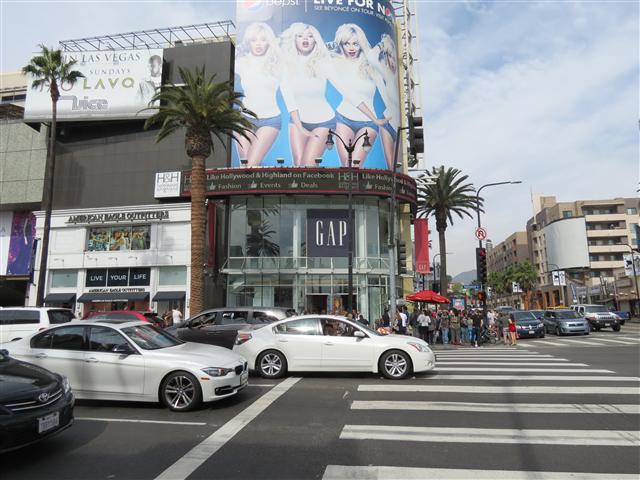 Sites, people and cars in Wax Museum area 2 of 9 (#1950)