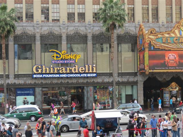 Sites, people and cars in Wax Museum area 6 of 9 (#1954)