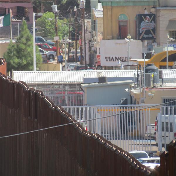 Wall separating Arizona and Mexico  5 of  7 (#4074)