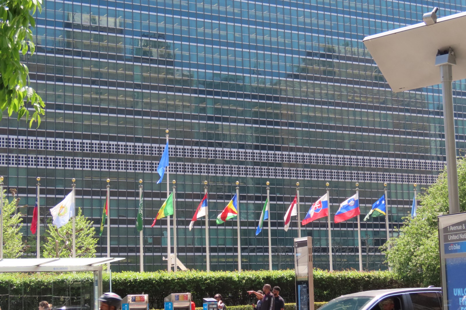 United Nations (tight security)  9 of 12 (#7780) onmouseover=