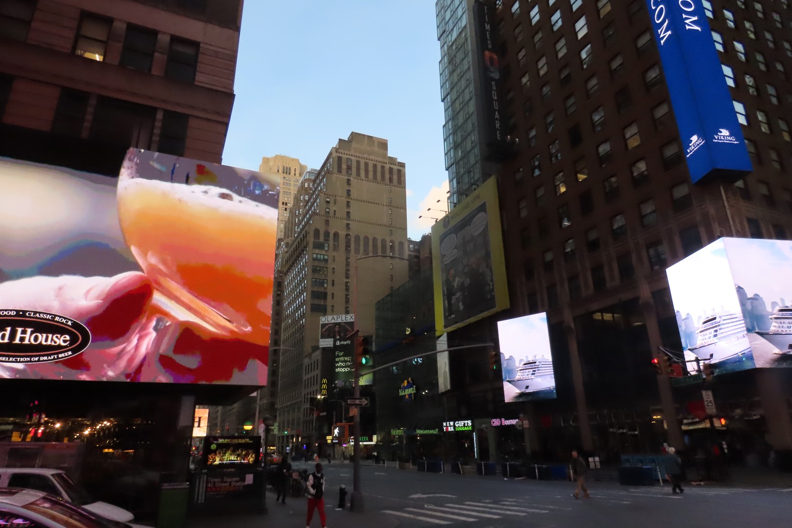 Times Square  2 of  9 (#7863) onmouseover=