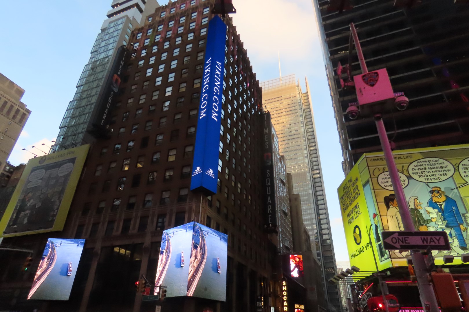 Times Square  3 of  9 (#7864) onmouseover=