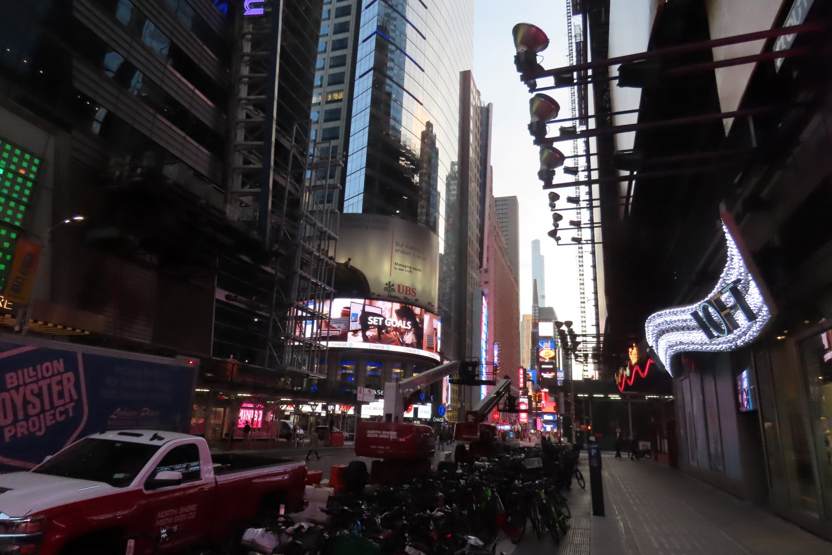 Times Square  4 of  9 (#7865) onmouseover=