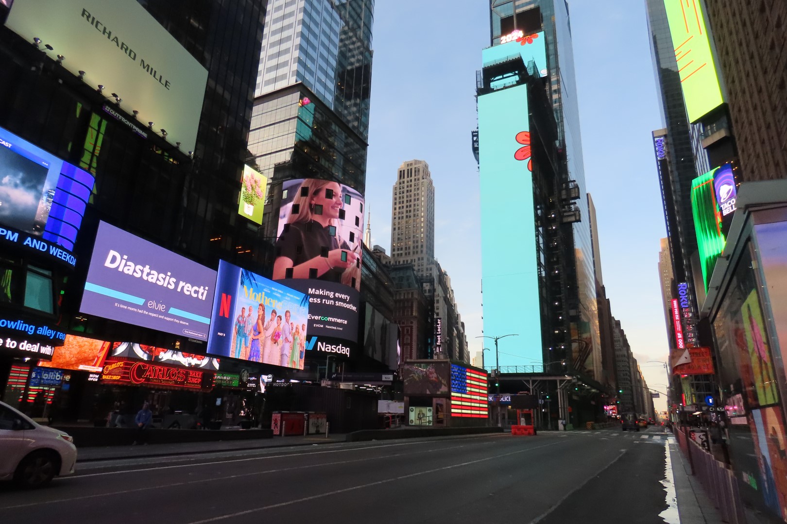 Times Square  8 of  9 (#7869) onmouseover=