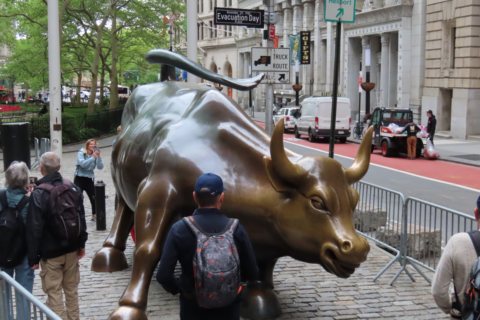 Wall Street  3 of  3 (#7918) onmouseover=